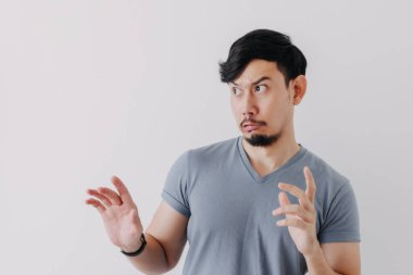 İnanmak ya da ilgilenmek gibi bir niyeti olmayan bir adam. Umurumda değil..