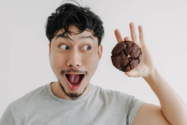 Wow e volto scioccato di uomo si sente eccitato con l'enorme biscotto al cioccolato. — Foto Stock