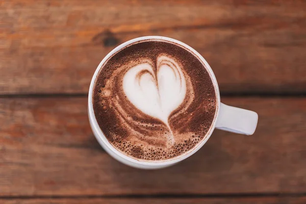 Gorące kakao z kształcie serca latte sztuki w białym kubku. — Zdjęcie stockowe
