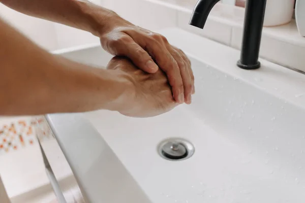 洗面所で泡で手を洗う。クリーニングと保護の概念. — ストック写真