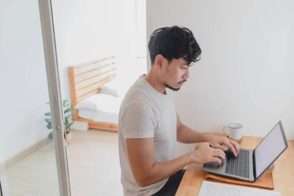 Serious man is working with his document in the apartment. — Stock Photo, Image