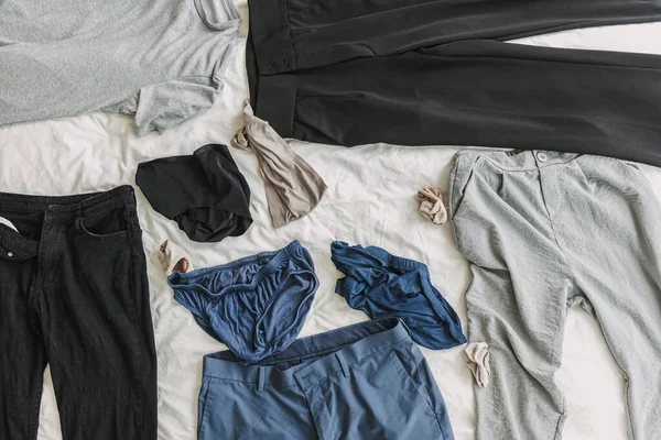 Ropa en la cama. Concepto de tareas domésticas y limpieza de la ropa. — Foto de Stock