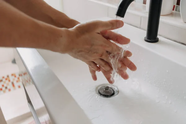 Людина миє руки у ванній. Концепція здоров'я та захисту . — стокове фото