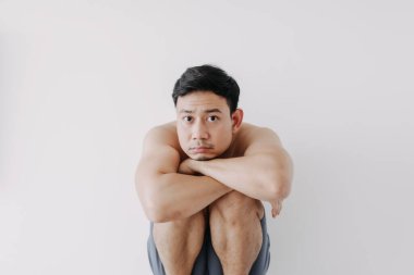 Yalnız adam oturur ve dizlerinin üzerinde dinlenir. Yalnız bekar adam kavramı.