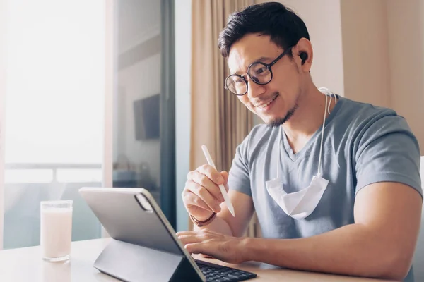 Щасливий чоловік працює на планшеті в концепції роботи з дому . — стокове фото