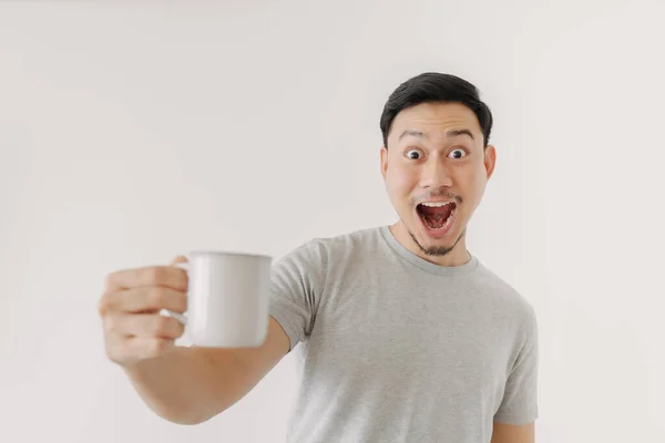 Rostro sorprendido del hombre bebe una taza de café aislado sobre fondo blanco. — Foto de Stock