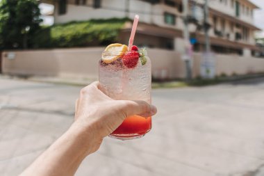 El ele tutuşma kavanozu karışık İtalyan gazozu. Yazın içki kavramı.