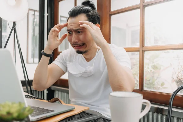 Llorando y sorprendida cara divertida del hombre decepcionar su trabajo en su ordenador portátil. — Foto de Stock