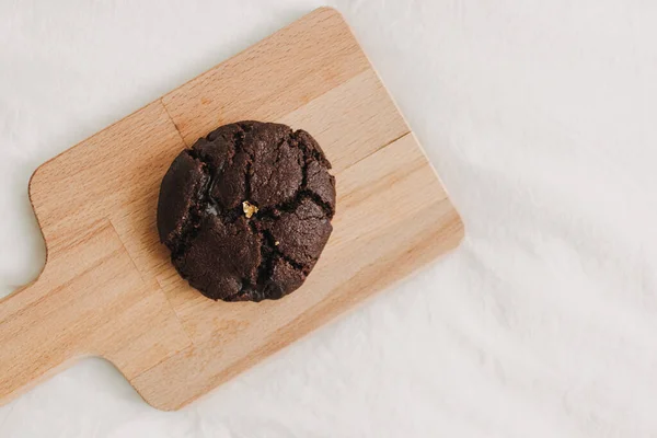 Galleta de chocolate suave masticable grande casera con hoja de oro. — Foto de Stock