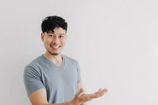 Glückliches Gesicht des asiatischen Mannes Blick auf einen leeren Raum isoliert auf einer weißen Wand — Stockfoto