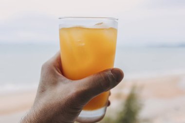Yaz konseptinde deniz manzaralı bir bardak meyve suyu..