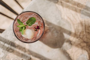 Naneli süslemeli, likör pembesi renkli İtalyan gazozu..