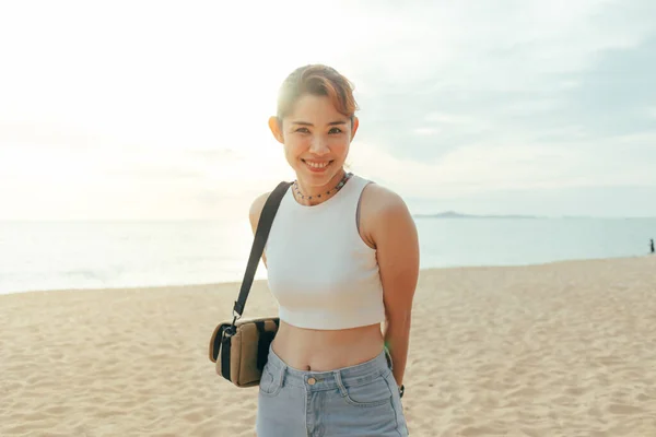 Mujer feliz turista caminando por la playa en verano. —  Fotos de Stock