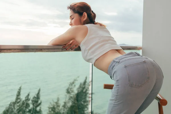 Bella donna godere guardando la vista sul mare dal balcone dell'hotel. — Foto Stock