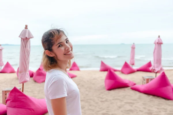 Mujer relajarse en el verano de playa cafetería rosa en Tailandia —  Fotos de Stock