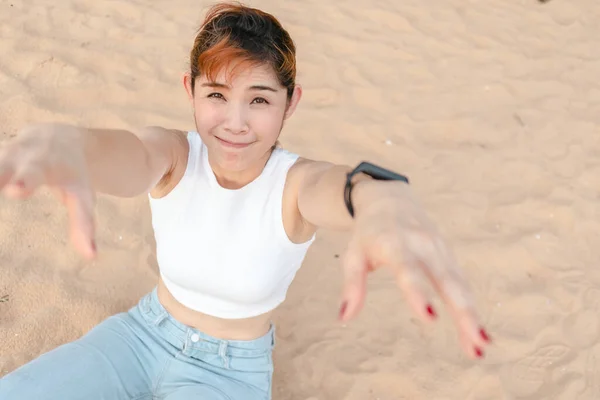 Mujer sentada en la playa en verano. —  Fotos de Stock