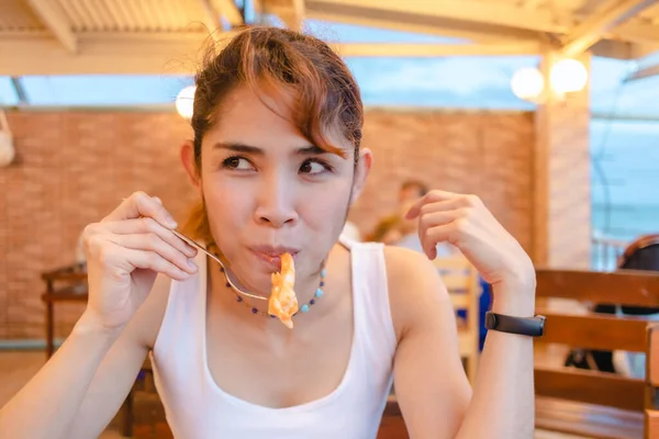 Mujer feliz disfrutar de comer mariscos calamar en las vacaciones de verano. —  Fotos de Stock