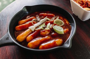 Kore Tteokbokki veya kızartılmış pirinç keki popüler bir Kore yemeğidir..