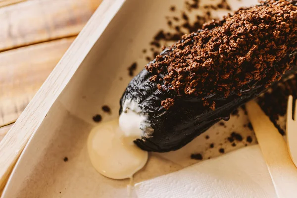 Темно-шоколадний хліб з білим кремовим заварним кремом у кафе . — стокове фото