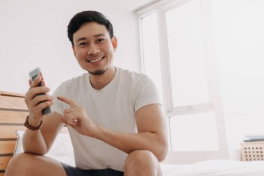 Mutlu adam akıllı telefonda bir uygulama kullanıyor. Daha iyi mobil uygulama kavramı.