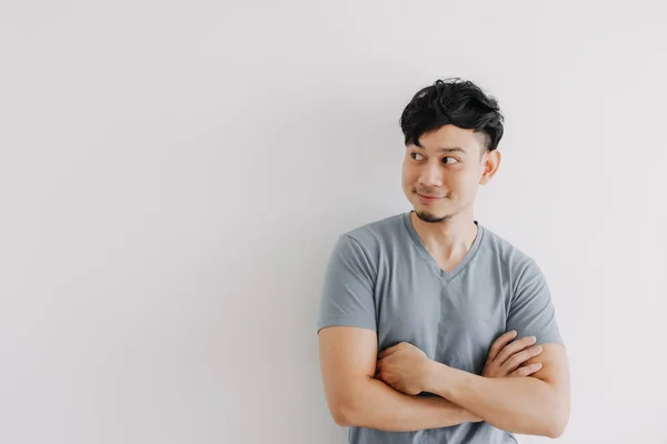 Glückliches Gesicht des asiatischen Mannes Blick auf einen leeren Raum isoliert auf einer weißen Wand — Stockfoto