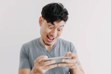 Beyaz arka planda izole edilmiş çevrimiçi mobil oyunu kazanan adamın komik yüzü.