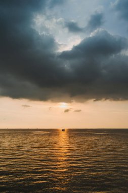 Gün batımının ve denizin ortasında küçük bir balıkçı kulübesi..