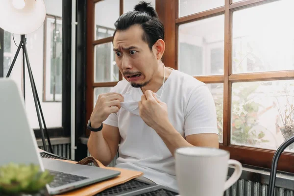 Llorando y sorprendida cara divertida del hombre decepcionar su trabajo en su ordenador portátil. — Foto de Stock