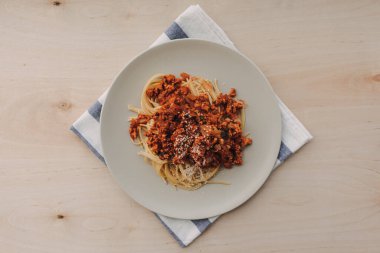 Tahta masada kıymalı spagetti sosu.. 