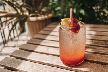 İtalyan gazozu ve limon yazın ahşap masada servis edilir..