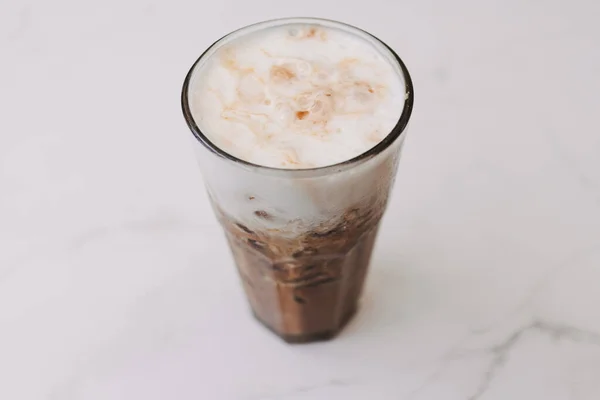 Café helado de capuchino en un vaso alto. Concepto de bebida refrescante de verano. — Foto de Stock