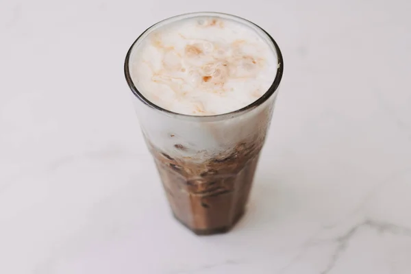 Café de cappuccino gelado em um copo alto. Conceito de bebida refrescante de verão. — Fotografia de Stock