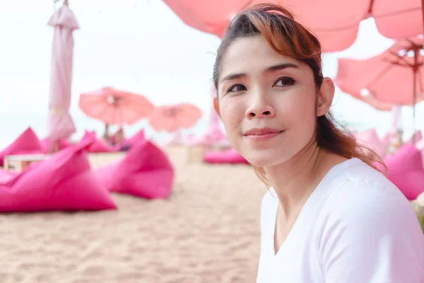 女性はタイのピンクカフェビーチの夏にリラックス — ストック写真