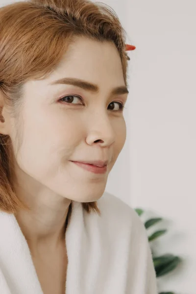 アジアの女性モデルのヌード顔は、アーティストから化粧を適用する準備. — ストック写真