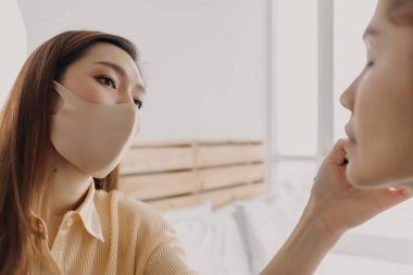 Makyajcı kadın işte ve modeline makyaj yapıyor..