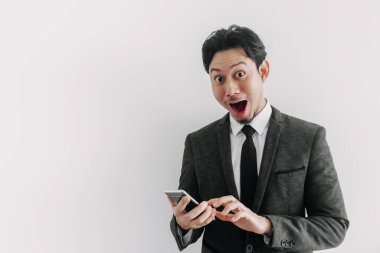 İş adamının şaşırmış yüzü telefonda ticaret uygulaması kullanmış..