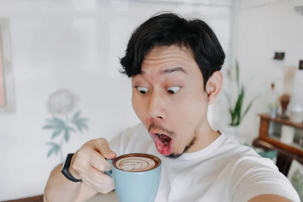 Felice uomo godere il suo caffè e selfie se stesso con la sua tazza di caffè. — Foto Stock