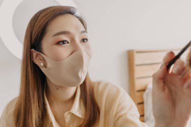 Makyajcı kadın işte ve modeline makyaj yapıyor..