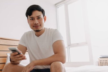 Mutlu adam akıllı telefonda bir uygulama kullanıyor. Daha iyi mobil uygulama kavramı.