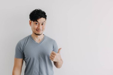 Asyalı adamın mutlu yüzü beyaz duvarda izole edilmiş boş bir alana bak.