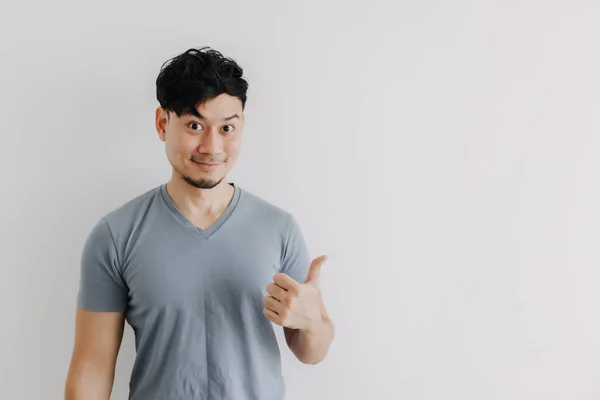 Cara feliz del hombre asiático mira un espacio vacío aislado en la pared blanca — Foto de Stock