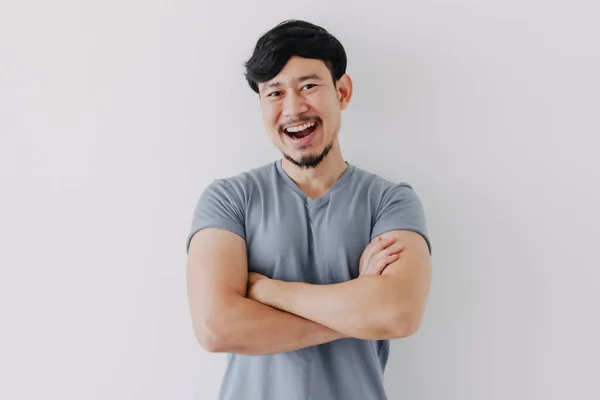 Homem confiante e feliz em t-shirt azul isolado no fundo branco. — Fotografia de Stock