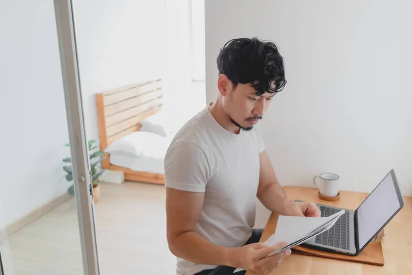 Serious man is working with his document in the apartment. — Stock Photo, Image