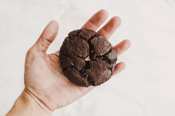 Galleta de chocolate suave masticable grande casera con hoja de oro. — Foto de Stock