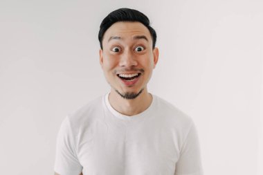 Beyaz arka planda soyutlanmış bir adamın komik ve şaşkın yüzü.