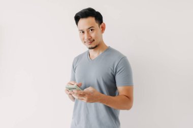 Mutlu adam beyaz arkaplanda izole akıllı telefon kullanır.