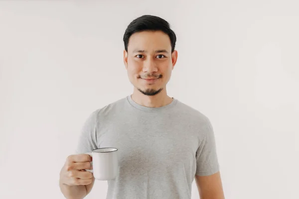 Felice uomo tenere una tazza di caffè isolato su sfondo bianco. — Foto Stock