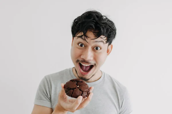 Buffo faccia uomo mangiare cioccolato cookie isolato su sfondo bianco. — Foto Stock