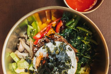 Bibimbap 'ın ya da Kore pirinç yemeğinin kapağı masada servis edilir..