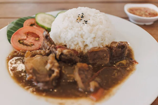 Thailändisches Rindfleisch mit Reis auf weißem Teller. — Stockfoto